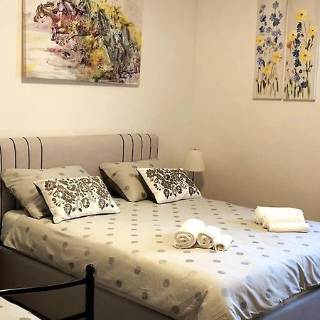 Lijepo Ureden Stan U Centru Grada Apartment Knin Bagian luar foto