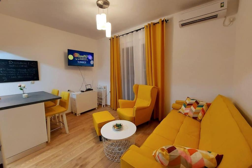 Lijepo Ureden Stan U Centru Grada Apartment Knin Bagian luar foto