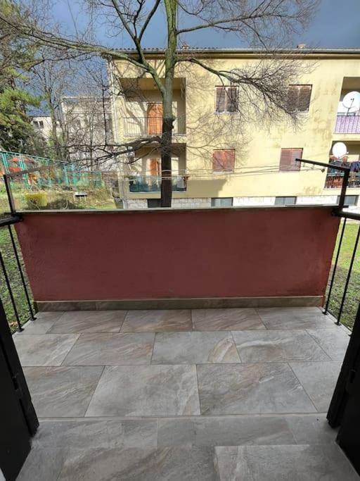 Lijepo Ureden Stan U Centru Grada Apartment Knin Bagian luar foto