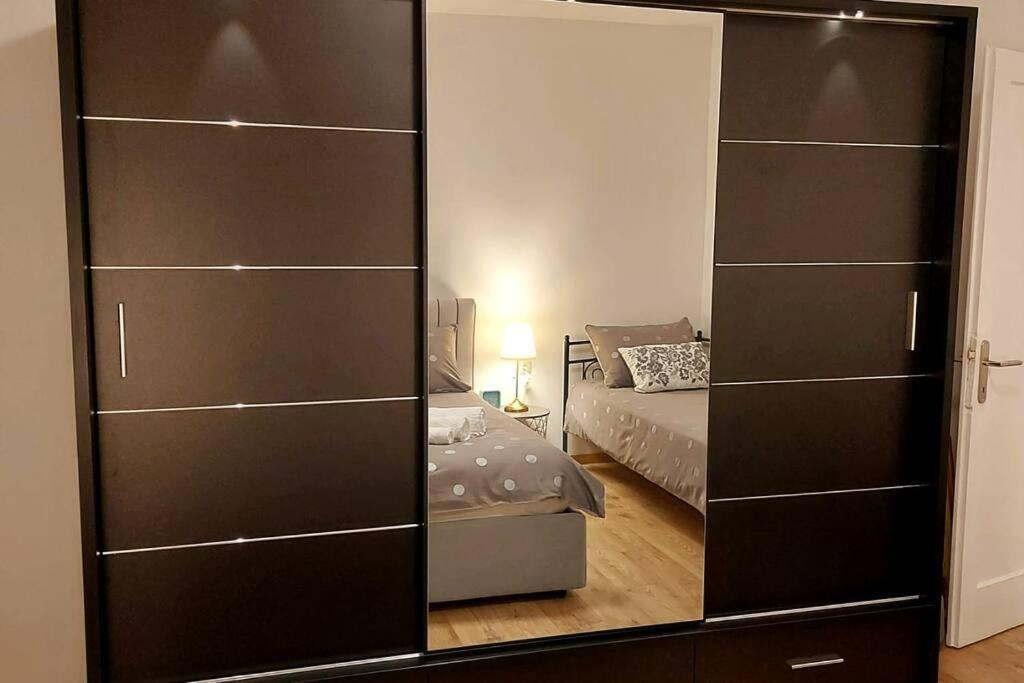 Lijepo Ureden Stan U Centru Grada Apartment Knin Bagian luar foto