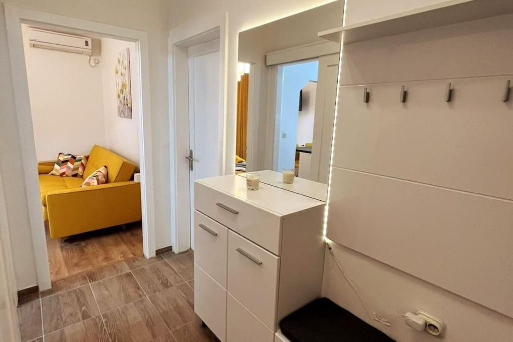 Lijepo Ureden Stan U Centru Grada Apartment Knin Bagian luar foto