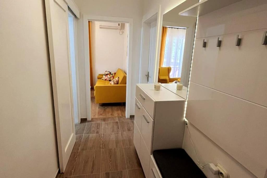 Lijepo Ureden Stan U Centru Grada Apartment Knin Bagian luar foto