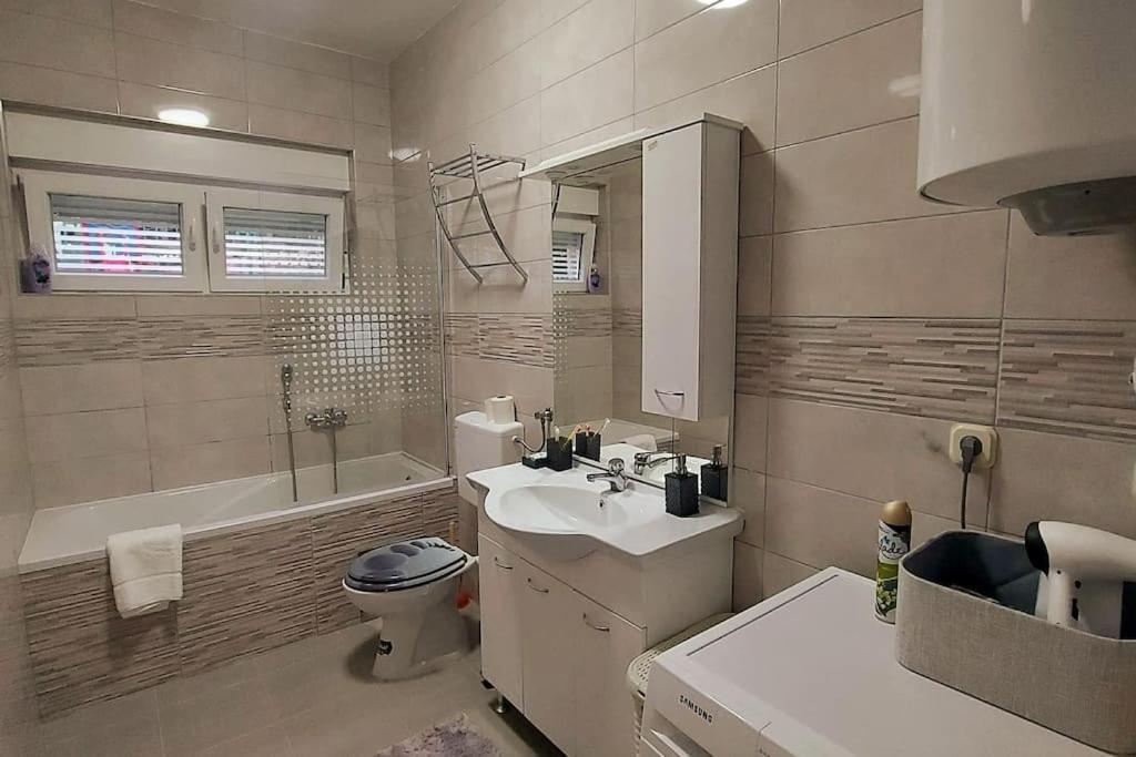 Lijepo Ureden Stan U Centru Grada Apartment Knin Bagian luar foto